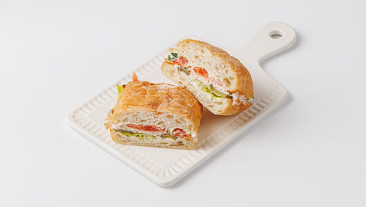 Чиабатта с варено-копченой индейкой с соусом 