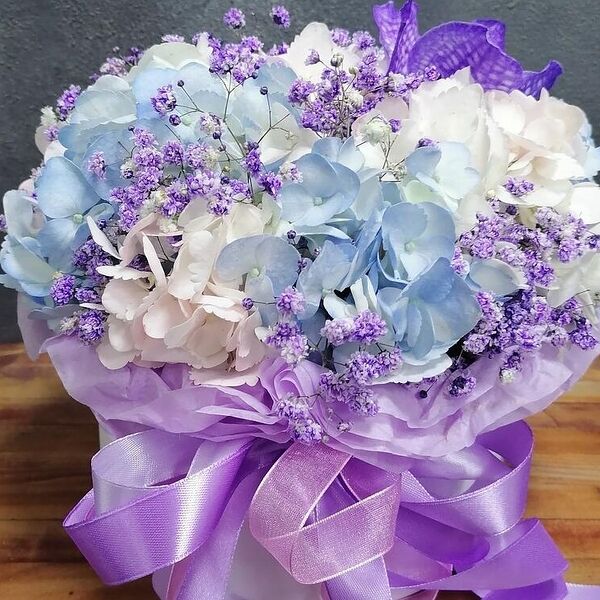 Бокс с гортензией, гипсофилой, вандой