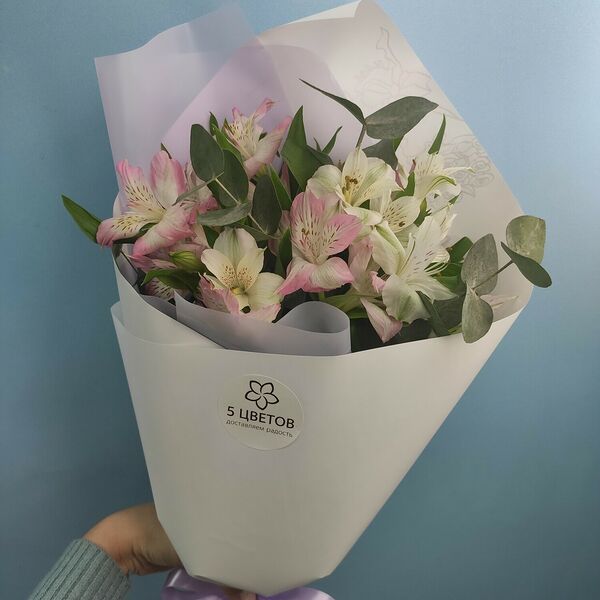 Букет из 7 альстромерий с эвкалиптом