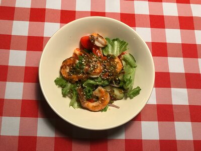 Салат из креветки с овощами