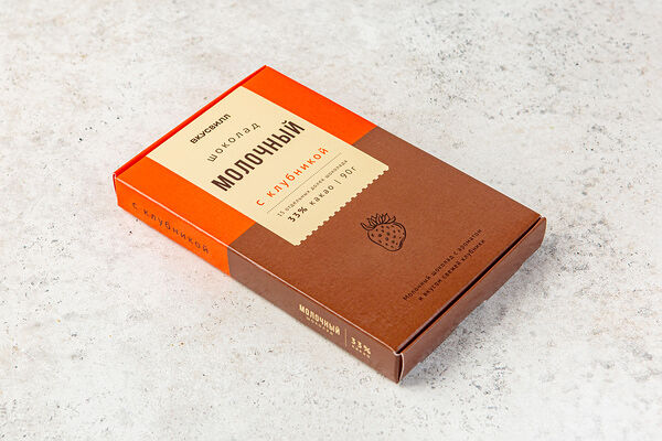 Шоколад молочный с клубникой