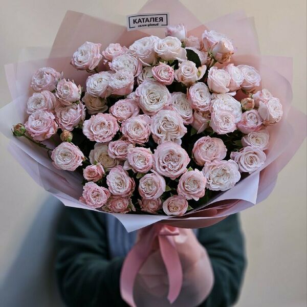 Букет кустовых роз в дизайнерском оформлении