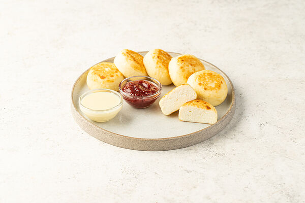 Большая порция сырников творожных со сметаной и малиновым вареньем