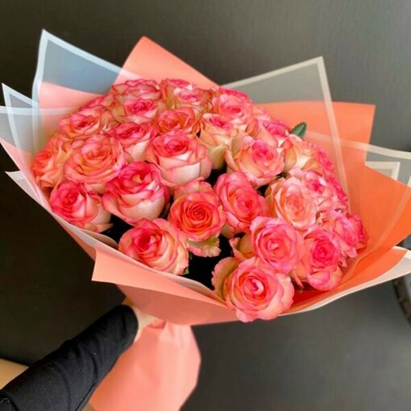 Букет из 35 бело-розовых роз в оформлении