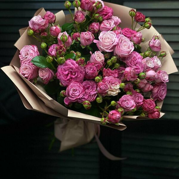 Букет из 13 кустовых пионовидных роз 60 см в оформлении