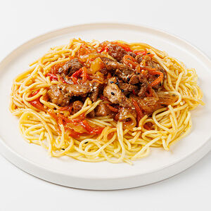 Вок рамен с курицей в апельсиново-имбирном соусе