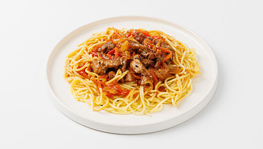 Вок рамен с курицей в апельсиново-имбирном соусе