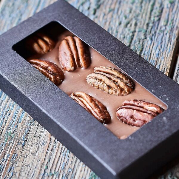 Шоколад молочный с орехом пекан 