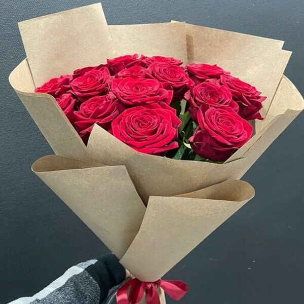Букет из 15 красных роз в крафт оформлении
