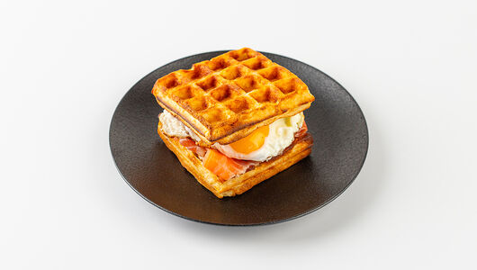 Картофельная вафля с лососем и яйцом