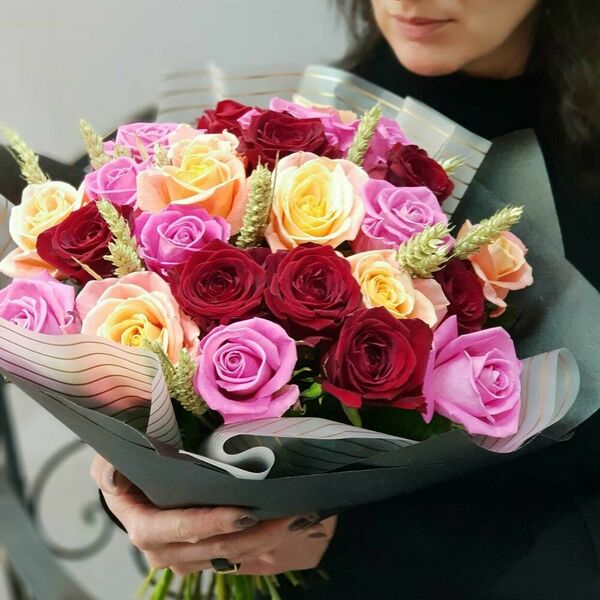 Букет из разноцветных роз с пшеницей