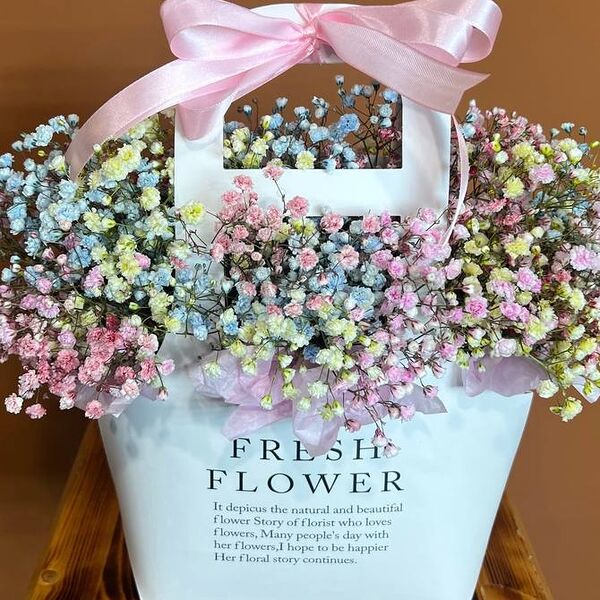 Сумочка с разноцветной гипсофилой