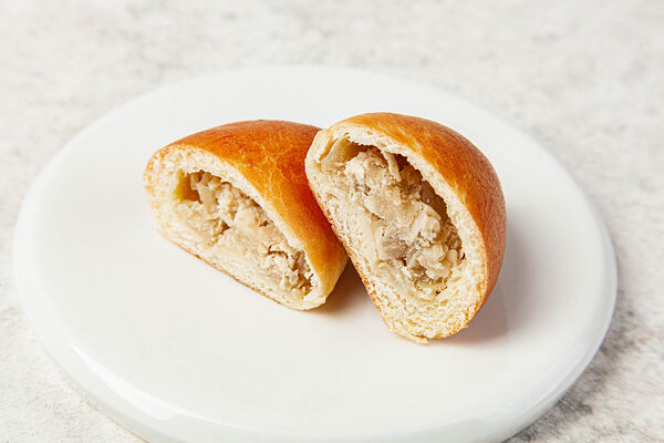 Пирожок с капустной начинкой, кафе