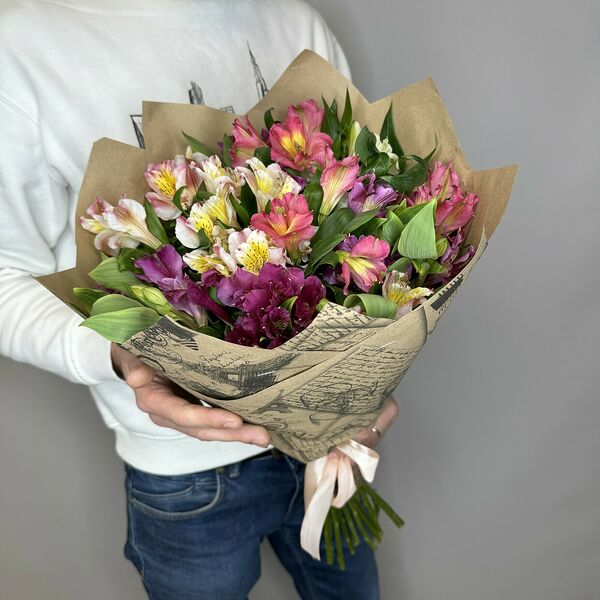 Яркий букет альстромерий