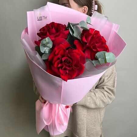 Красные розочки с эвкалиптом