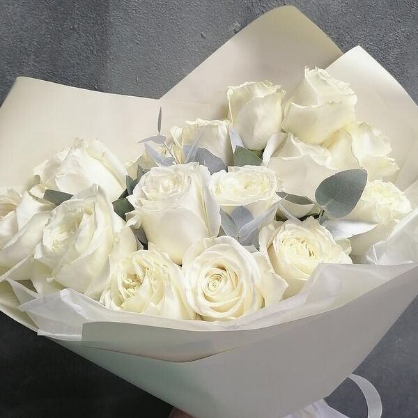 15 пионовидных роз с эвкалиптом