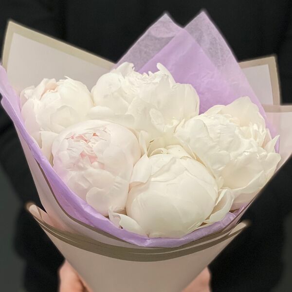 Букет из 5 белых пионов