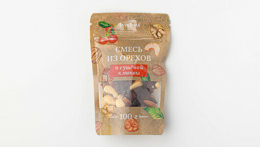 Смесь из орехов и сушеной клюквы