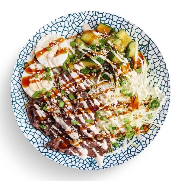 Рис с мраморной говядиной, битым огурцом, соусом терияки и арахисовым соусом