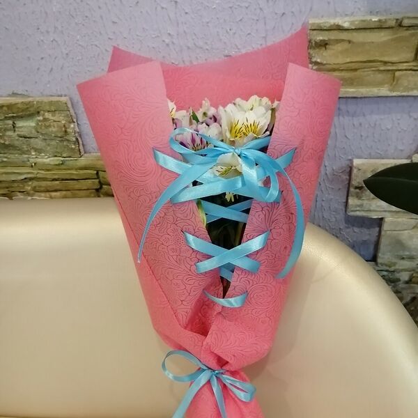 Букетик альстромерий