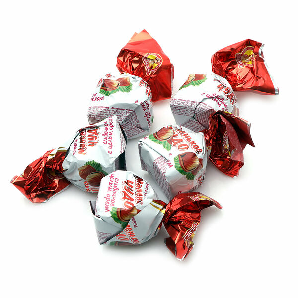 Конфеты сливочные с целым орехом Маленькое чудо ТМ Славянка