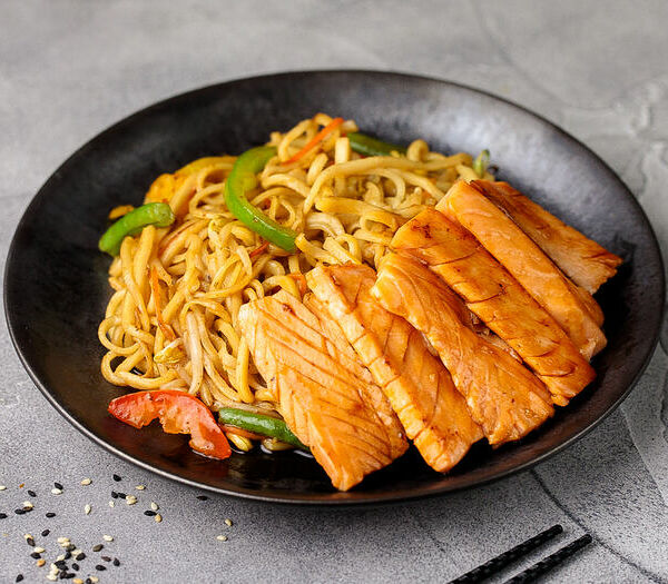 Якисоба с семгой