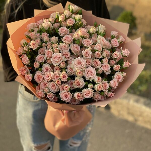 Нежная кустовая роза