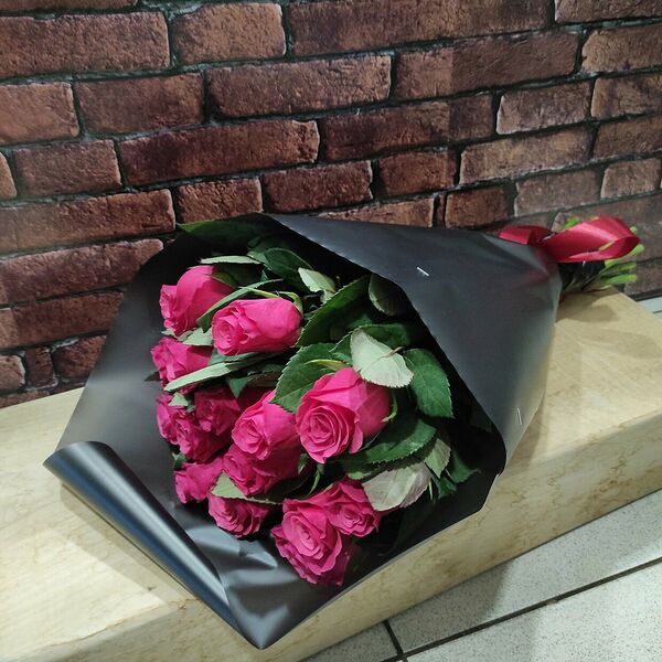 Красные розы в чёрной матовой пленке