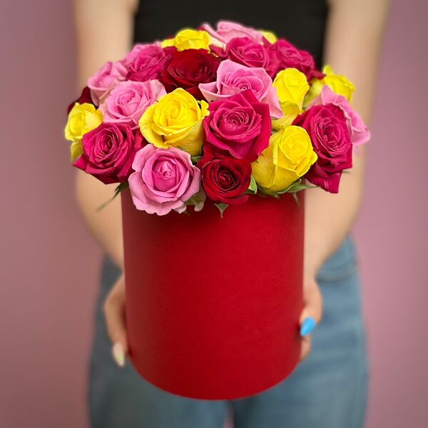 Яркий микс из роз в шляпной коробке М