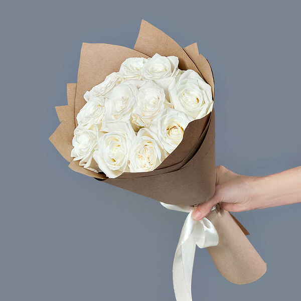 Монобукет из 11 пионовидных эквадорских Роз Playa Blanka в крафте Ирис