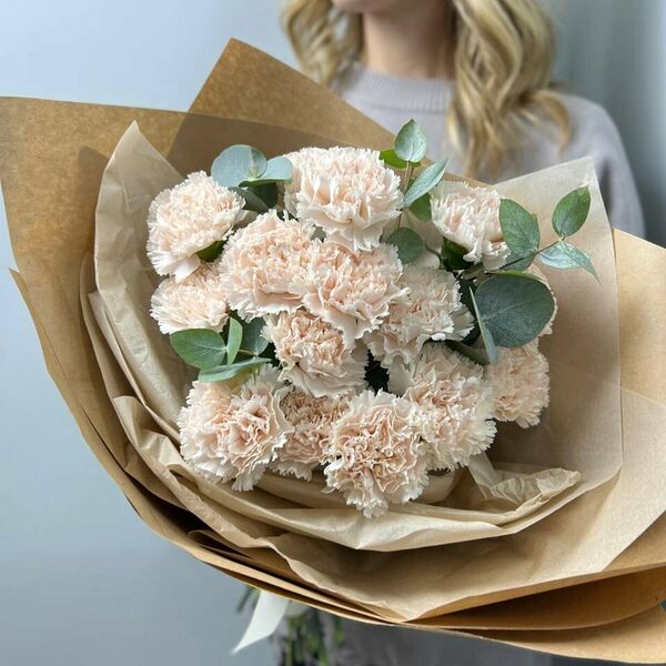 Нежные диантусы с эвкалиптом в крафте