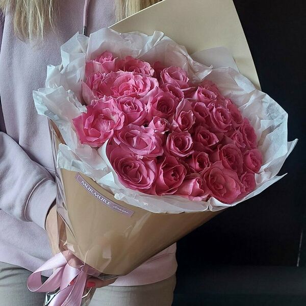 25 роз розовых в бренде