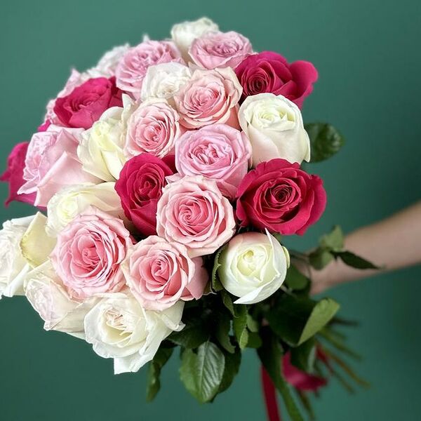 Букет цветов из 25 пионовидных и сингл роз Эквадор (микс)