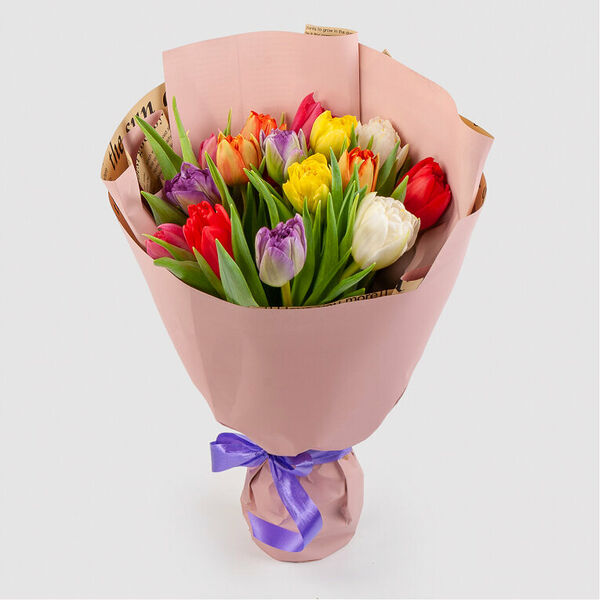 Букет 15 тюльпанов в розовой бумаге, микс 40 см