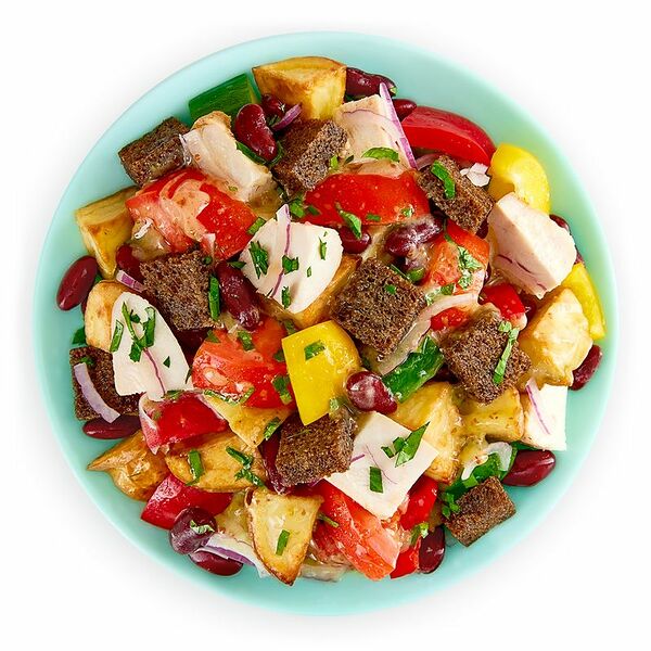 Салат с курицей, овощами и гренками из черного хлеба