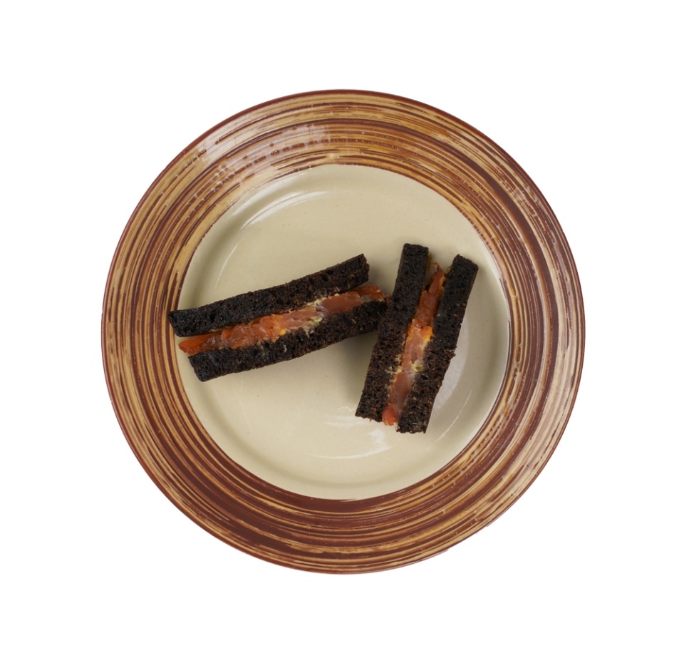 

Сэндвич с сёмгой холодного копчения на тёмном хлебе