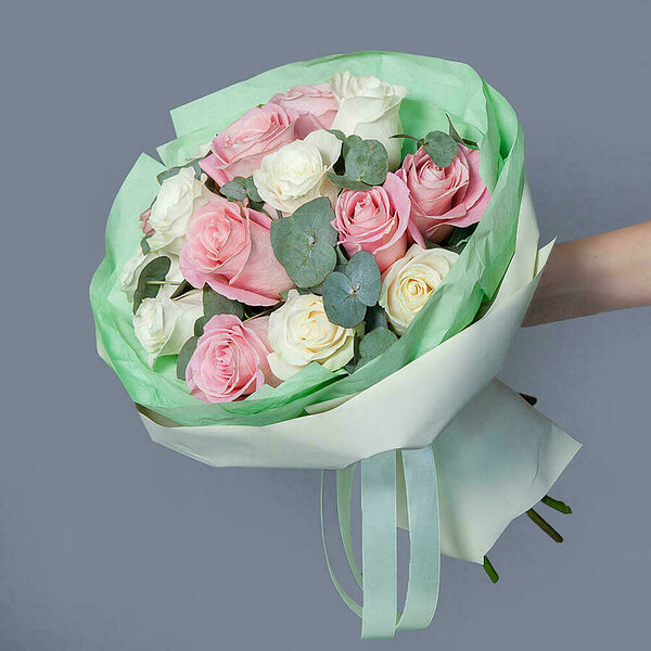 Монобукет бело-розовый микс из 15 Роз в упаковке с тишью Ирис