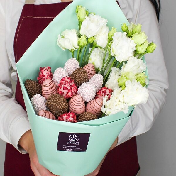 Букет с клубникой в шоколаде Яркие моменты