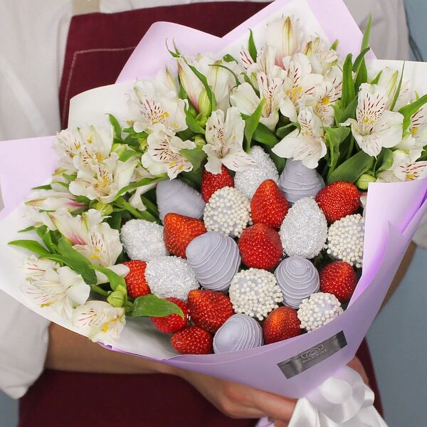 Букет с клубникой в шоколаде Лавандовый комплимент с альстромерией