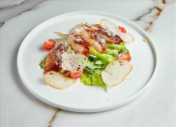 Салат Цезарь с курицей