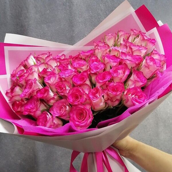 Розовое сердце из 51 розы