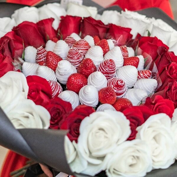 Премиум букет из роз и клубники в шоколаде, цветы, подарок
