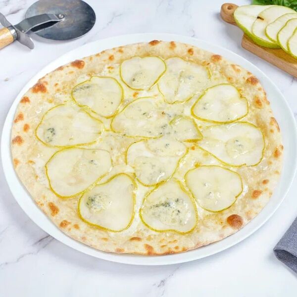 Пицца с грушей и горгонзолой