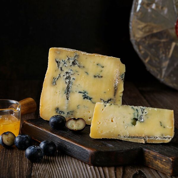 Сыр с голубой плесенью Монтеблун Итальянские традиции