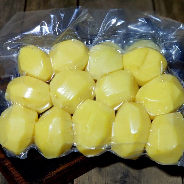 Картофель сорта Гала (очищенный от кожуры) в вакууме