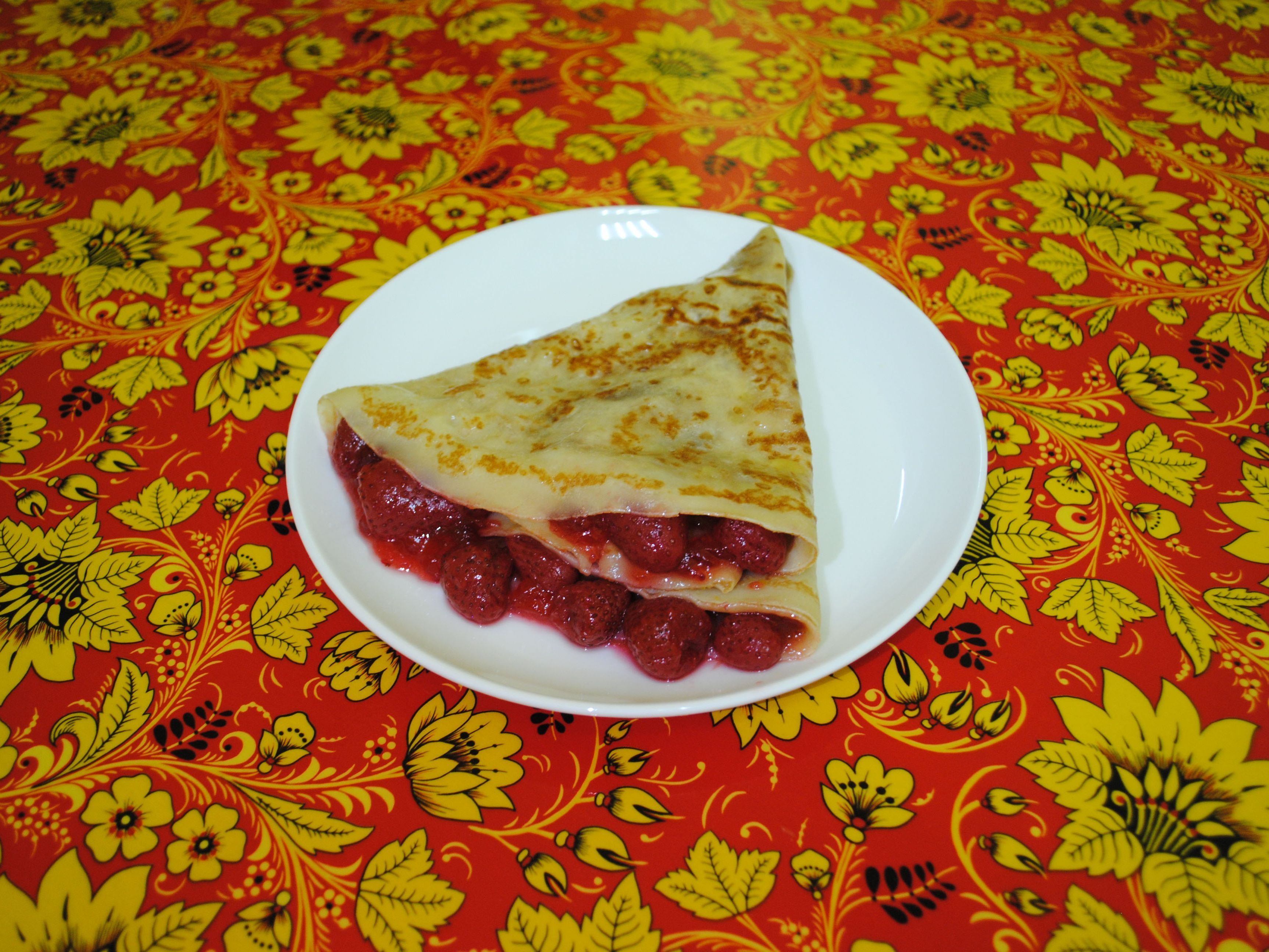 Блин с клубникой