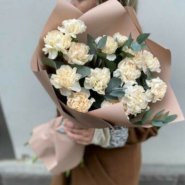 Кремовые диантусы с эвкалиптом