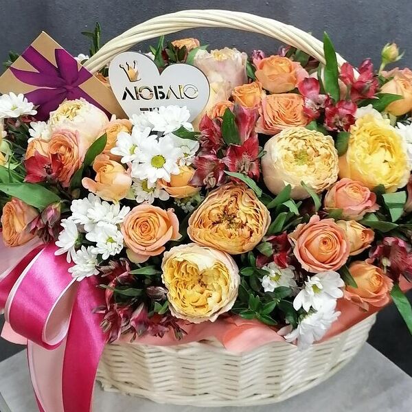 Корзина с розами кустовыми и хризантемой