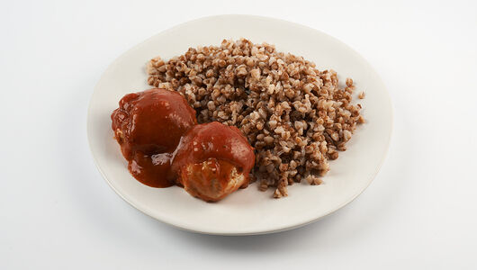 Тефтели куриные с томатным соусом и гречкой