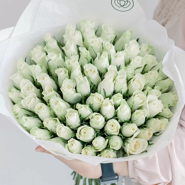 Букет из 75 белых роз 40 см (Кения) в белой пленке